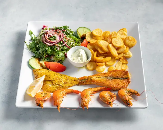 Zwei Fischfilets und Garnelen vom Grill mit Kartoffelchips, Salat und Knoblauchdip