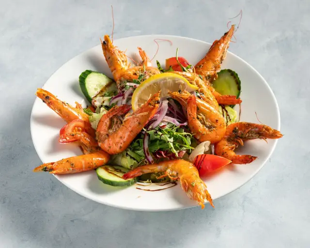 Garnelen auf buntem Salat mit Zitrone