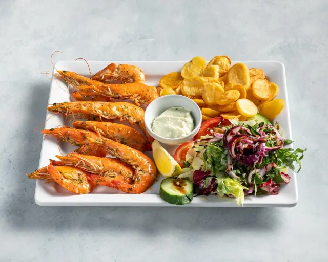 Garnelen vom Grill mit Kartoffelchips, Salat und Knoblauchdip