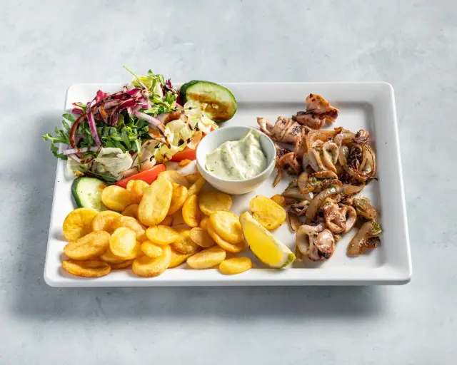 Gegrillte Tintenfischstücke mit Kartoffelchips, Salat und Knoblauchdip