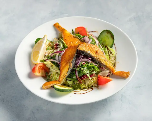 Fischstreifen auf buntem Salat