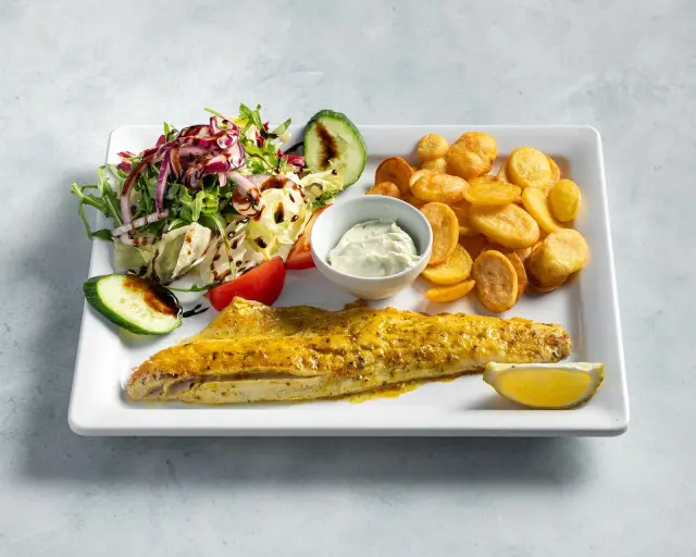 Fischfilet mit Kartoffelchips, Salat und Knoblauchdip
