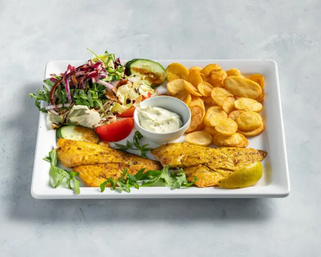 Zwei Fischfilets mit Kartoffelchips, Salat und Knoblauchdip