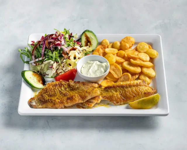 Gewürztes Fischfilet mit Kartoffelchips, Salat und Knoblauchdip