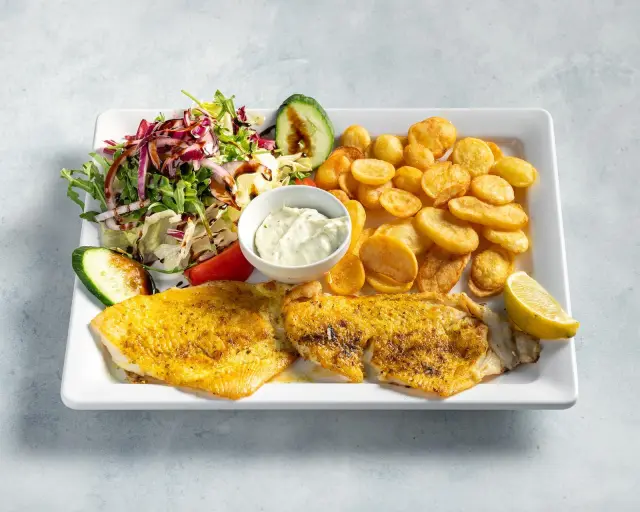 Zwei helle Fischfilets mit Kartoffelchips, Salat und Knoblauchdip