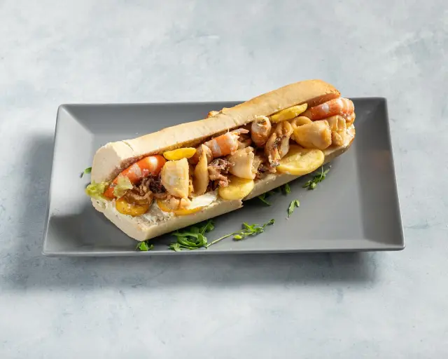 Baguette mit Garnelen und Calamari