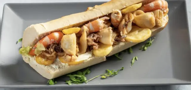 Baguette mit Garnelen und Calamari, von nah