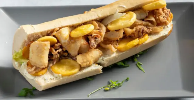 Baguette mit Calamari und Kartoffelchips, von nah
