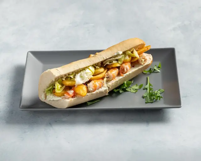 Baguette mit Garnelen und Salat