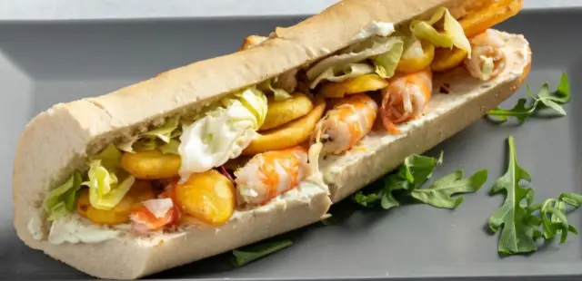 Baguette mit Garnelen, Kartoffelchips und Salat, von nah