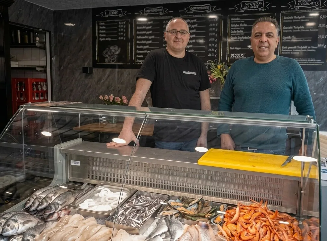 Die Brüder Mustafa und Abdessalam Uallil hinter der Fischtheke